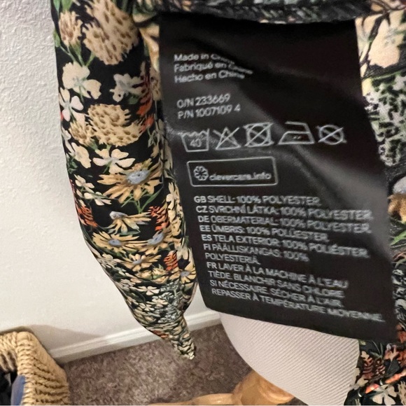 Gorgeous NWT H&M Satin Floral Blouse large - Picture 3 of 4